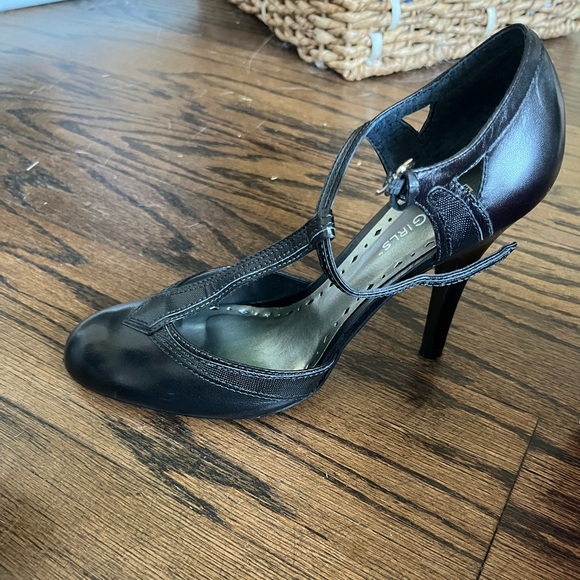 BCBG t-strap pumps - Picture 3 of 5